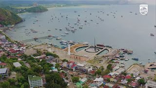 Signify Menghidupkan Kawasan Waterfront Marina Labuan Bajo
Signify Indonesia mentransformasi tiga monumen ikonis di Kawasan Waterfront Marina Labuan Bajo, Nusa Tenggara Timur. Proyek pencahayaan ini merupakan bagian dari event Pioneers of Light yang melibatkan komunitas lighting designer terkemuka di Indonesia.
Tiga monumen di Waterfront Marina Labuan Bajo dipercantik dengan pencahayaan yang spektakuler yang unik. Menara Pandang menampilkan konsep pencahayaan “Ombak di Laut” yang menyuguhkan perpaduan warna biru dan putih. Kemudian, Mercusuar menampilkan tema “Laut saat Senja” dengan memadukan warna amber, putih, dan biru. Kombinasi warna yang ditawarkan dari monumen-monumen tersebut menggambarkan keindahan alam di sekitarnya sekaligus memberikan tampilan yang memukau. Lalu, pencahayaan di Tugu Marina menampilkan konsep “Beacon of Bajo” dengan perpaduan warna biru, ungu, putih, amber, dan hijau yang dinamis. Konsep pencahayaan ini mencerminkan kecintaan para warga setempat terhadap kampung halamannya di Labuan Bajo. Pencahayaan yang memukau tersebut meningkatkan daya pikat Tugu Marina yang telah menjadi ikon wisata dari Kawasan Waterfront Marina Labuan Bajo sehingga semakin menarik bagi para warga maupun turis. Kawasan tersebut pun diharapkan dapat semakin ramai pengunjung, yang akhirnya bisa berdampak positif pada meningkatnya perekonomian lokal.
Dalam melakukan penataan cahaya pada tiga monumen di Kawasan Waterfront Marina Labuan Bajo, para lighting designer menggunakan produk-produk unggulan Philips, meliputi Philips UniFlood dan Philips UniStrip, yang menghasilkan warna cahaya yang maksimal dan dapat diatur sesuai keinginan. Varian Philips UniFlood dan Philips Uni Strip dipilih karena memiliki fleksibilitas pemasangan yang cocok untuk digunakan di area outdoor, seperti instalasi di fasad bangunan dan keperluan luar ruangan lainnya. Selain itu, kedua produk ini dapat dikendalikan sehingga mampu menghasilkan pencahayaan yang dinamis dengan skema pencahayaan yang dapat diatur dengan mudah.
#PioneersofLight #LabuanBajo #MarinaBajo #IndonesiaTourism #PhilipsUNI #ArchitecturalLighting #Signify Signify Menghidupkan Kawasan Waterfront Marina Labuan Bajo