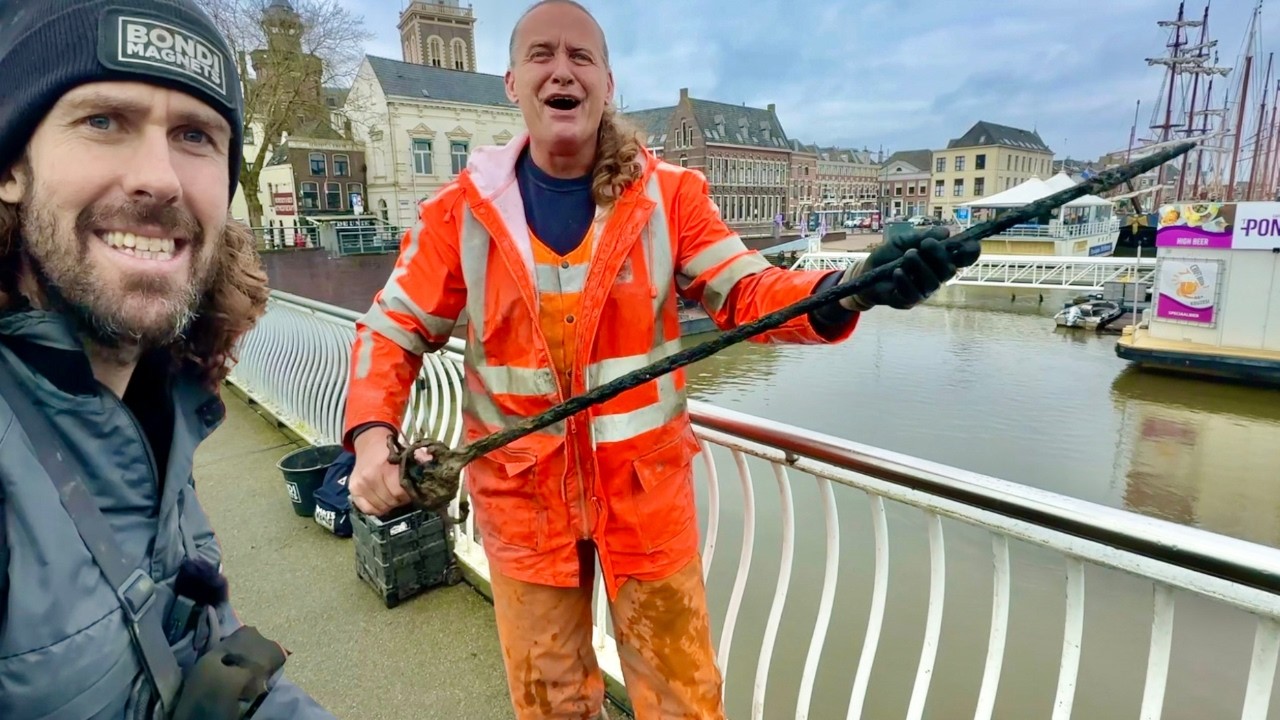 ¡ENCONTRAMOS UNA ESPADA! Pesca Magnética en el Río Revela un Tesoro de 400 Años