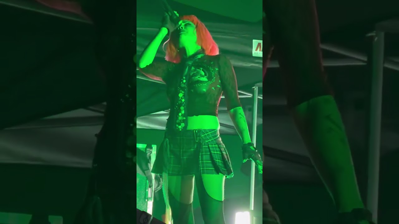 Halsey - people disappear here (live) 