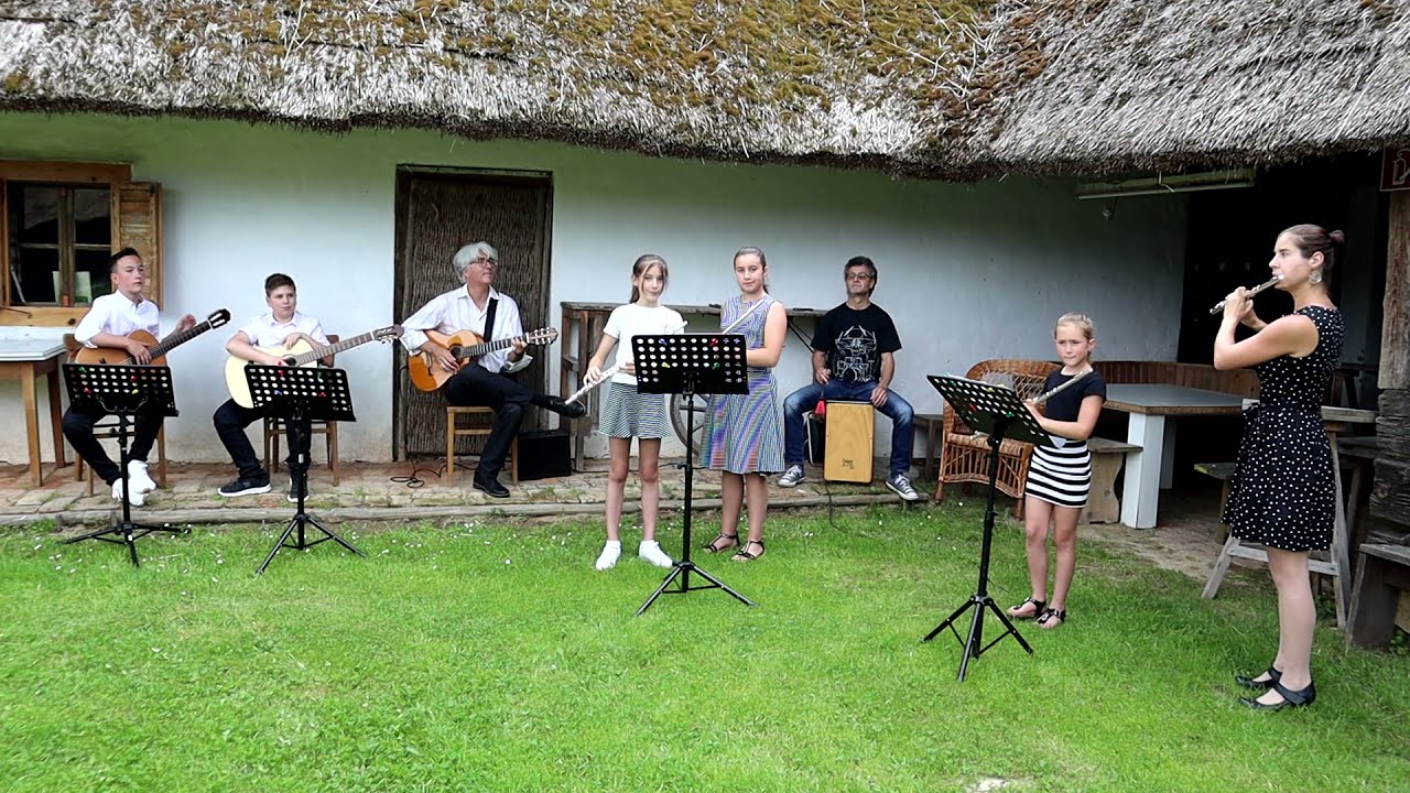 Flötenensemble spielt "Slowenischer Tanz" (Trad.) - Klasse Z. Hrtyan