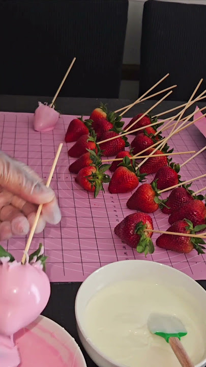 STRAWBERRIES 🍓💖 #youtube #strawberries #cakedecorating #strawberry