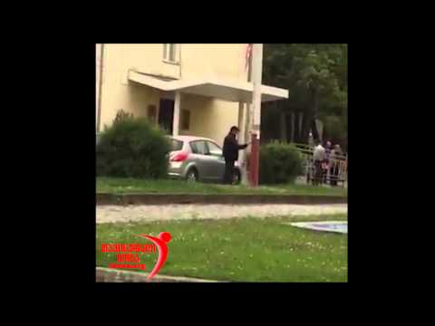 სენაკში  თანამშრომლები ხევენ პალაკატებს