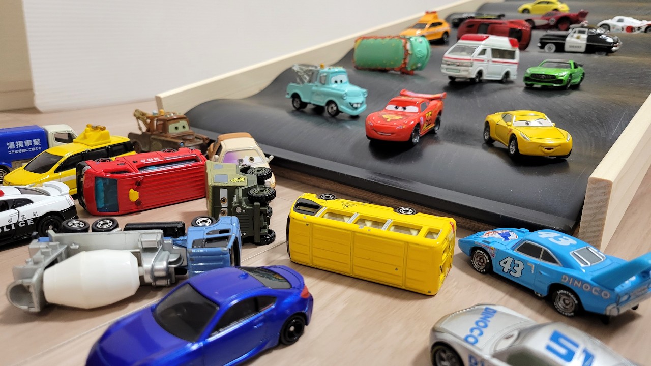 車のおもちゃがいっぱい!色んな『車のミニカー』がウェーブ坂道を走る☆ Lots of Toy Cars! Toy Car Drives Along a Handmade Slope.