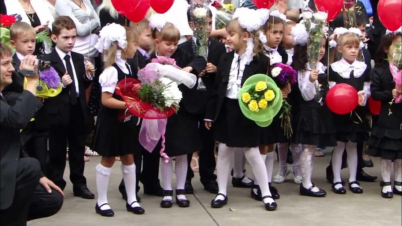 Выступление 1 классников на линейке 1 сентября. Выступление 1 классников на линейке 1 сентября. Линейка школа 3 краснодар. Первый звонок линейка. Выступление 1 классников на линейке 1 сентября.