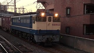 【7両目にレアコンテナ有り！】国鉄EF65形2092号機[新](赤プレート・国鉄色)+コキ20B(両)が警笛を鳴らしながら武蔵浦和駅1番線を通過するシーン(77レ・コンテナ輸送) 2022.12.20