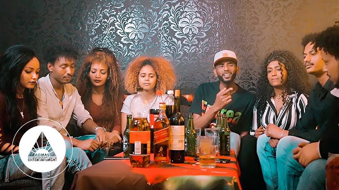 Gorilla jinsiy aloqada Momiq mushuklar va yalangoch qizlar