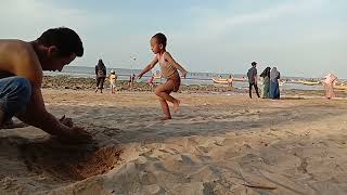 bermain pasir di pantai sama ayah