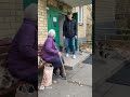 парень разозлил бабку и она натравила на него своих котов