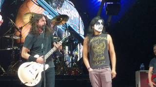 Kiss Guy (YAYO Sanchez) plays Monkeywrench w/ Foo Fighters Austin TX 4-18-18 Resimi