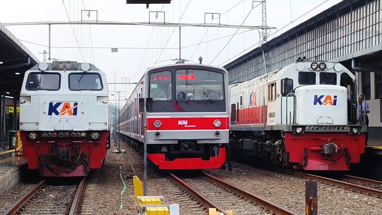 RAMAINYA Kereta Api Lokomotif di Stasiun Pasar Senen, SPESIAL HUNTING SORE MALAM Stasiun Tersibuk !!