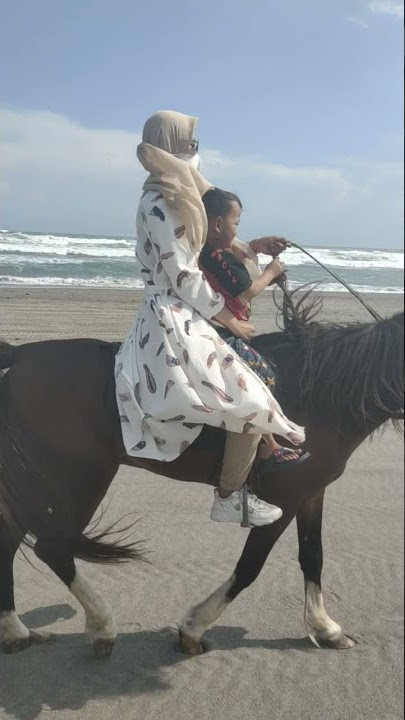 Berkuda di Pantai Cemara Cianjur Selatan #short