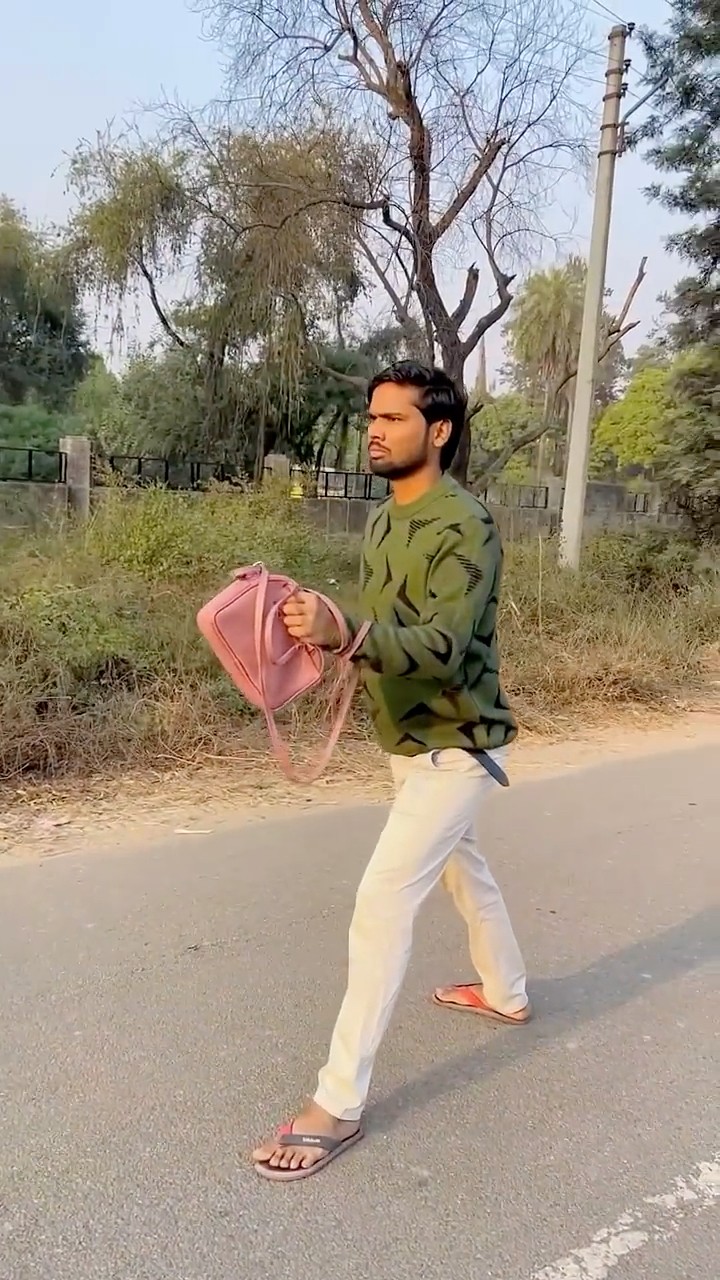 Puru k pas Magic Remote hai ? #comedy #youtubeshorts #magic #shortsfeed #shorts