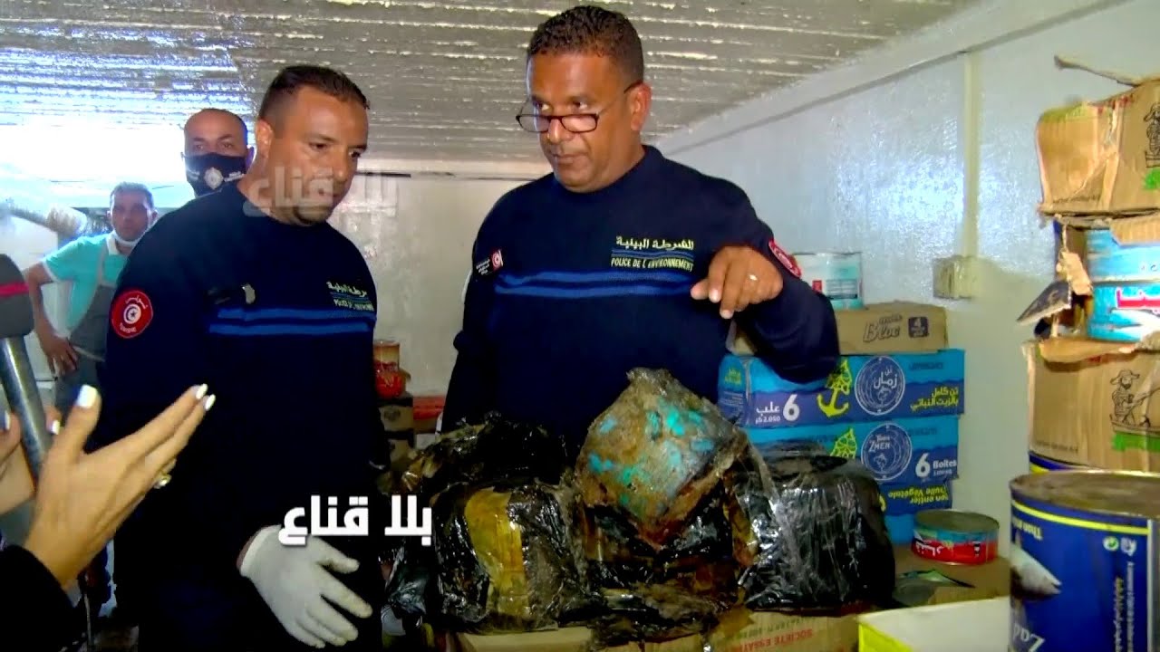 bila kinaa|مداهمة أكبر المحلات في تونس تكشف.مواد مخزنة بالدود وأخرى منتهية الصلوحية..كول يا مواطن...