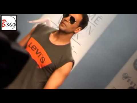 Twinkle Khanna Unzips Akshay Kumar's Jeans : SHOCKING Video