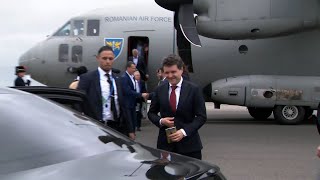 Nicușor Dan a zburat la summitul NATO de la Haga cu avionul militar C-27J Spartan
