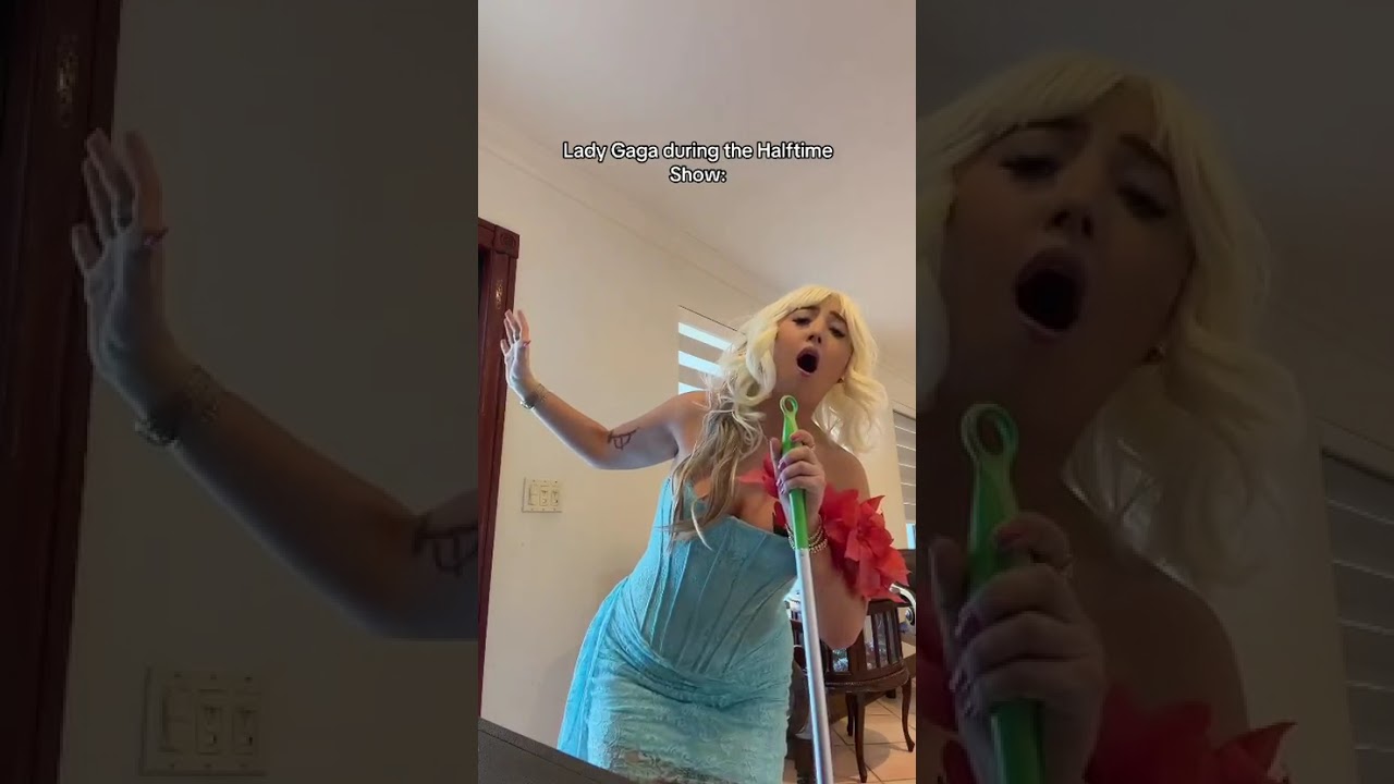 Леди Гага во время перерыва матча