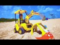 Сеня помогает маленькой машинке выбраться из песка