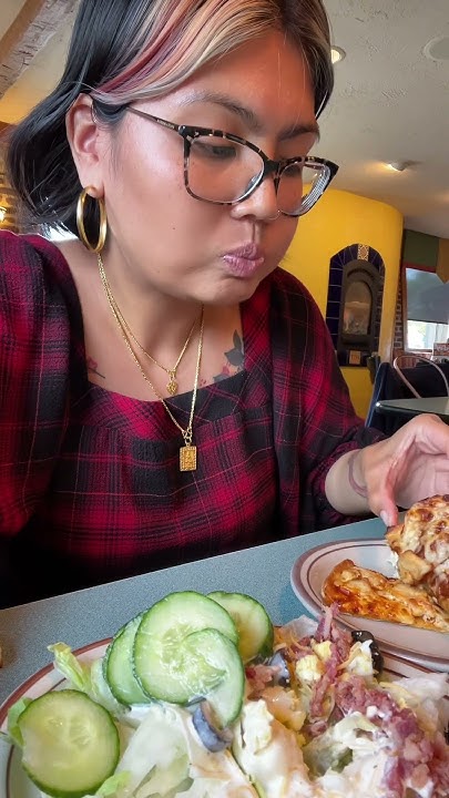 pizza-hut-mukbang-foodie-eat-pizza-salad-lunchtime-yummyfood