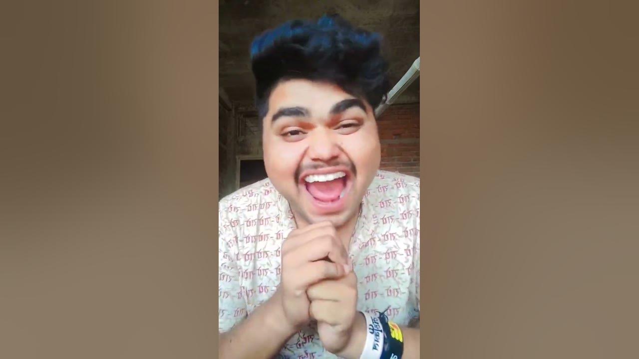 mein-ladkiyon-ke-piche-nahin-bhagta-ladkiyan-mere-piche-bhakti-hai