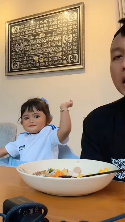 Dek Cunda danced and shook his hands while Denny Caknan sang #bellabonita #cunda #dennycaknan