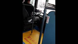 858公車司機.邊開車邊看手機