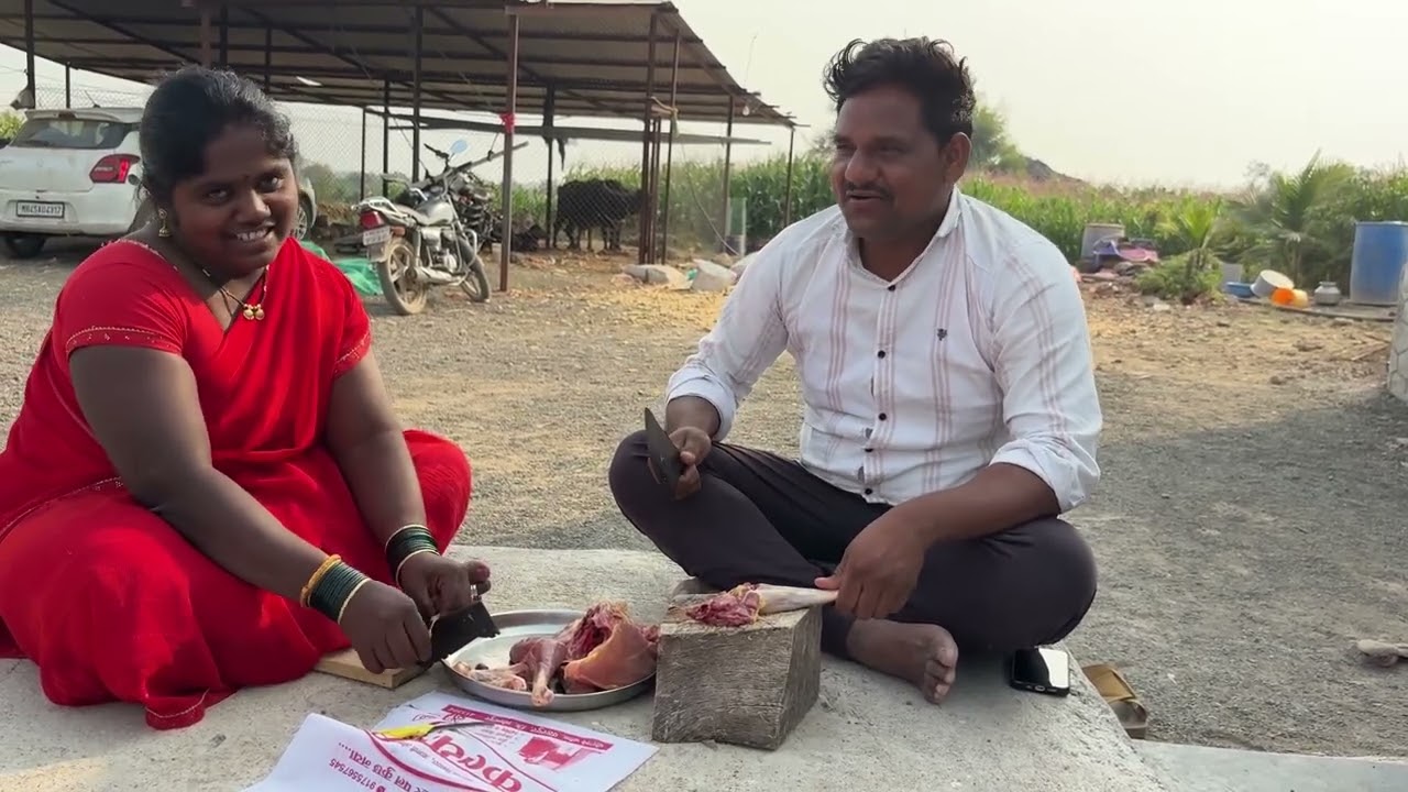 आज आबा साठी देशी कोंबड्याचा बेत हाय ।पूजा बसली मटणावर टपून माणसात इज्जत काढते 😭