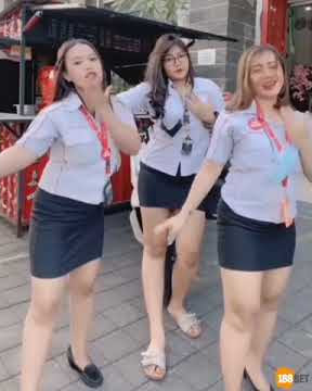 tiga cewek SPG honda