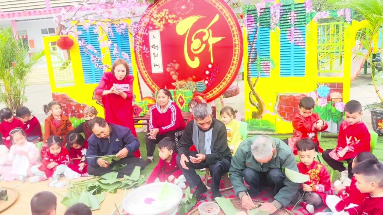 Bé gói bánh chưng Xuân 2026