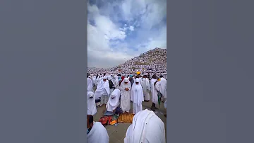توافد الحجاج عند جبل عرفات الله أكبر والله أكبر اجعلها تملأ الدنيا 