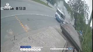 Momento del accidente entre dos rastras en la carretera de Puerto Cortés screenshot 4