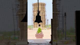 Jain mandir Nemavar
MP के नेमावर में 17 एकड़ में बन रहा जिनालय, इसमें लोहे-सीमेंट की जगह बेल, गुड़ और चूने का इस्तेमाल हुआ
नेमावर से पुनीत जैन3 वर्ष पहले
मध्य प्रदेश में देवास जिले के नेमावर में नर्मदा किनारे जैन मंदिर बनकर पूरा होने के करीब है। 1997 में आचार्य विद्यासागर जी महाराज की मौजूदगी में इसकी बुनियाद रखी गई थी। यहां त्रिकाल चौबीसी, पंचबालयती और सहस्रकूट के कुल 26 मंदिर बनाए गए हैं।
यह पूरा परिसर 21 एकड़ में फैला है। इसमें से 17 एकड़ में मंदिर बने हैं। इन्हें बनाने में राजस्थान के बंशीपुर पहाड़ के गुलाबी-लाल पत्थरों का इस्तेमाल किया गया है। हाल ही में पंचबालयती मंदिर में एक टन वजनी तांबे की प्रतिमाएं विराजित की गई हैं। अन्य 25 मंदिरों में भी काम पूरा होने के साथ सिलसिलेवार प्रतिमाएं स्थापित की जाएंगी।
मंदिर निर्माण की विशेषता
जिनालय (जैन मंदिर) की नींव 35 फीट गहरी है। नींव में सीमेंट और सरिए का इस्तेमाल नहीं किया गया है। नींव को मजबूत बनाने के लिए बिल्वा (बेल) का फल, गुड़ और चूने का इस्तेमाल हुआ है। पत्थरों के जोड़ चिपकाने का यह प्राचीन तरीका है। पुराने किले, मंदिर और इमारतों में यह तरकीब इस्तेमाल की जाती थी। साथ ही लोहा अशुद्ध माना जाता है इसलिए इसका उपयोग नहीं किया है। मुख्य शिखर साढ़े छह फीट के पत्थर से बनाया जा रहा है। कहीं पर भी नर्मदा के किनारे ऐसा भव्य जैन मंदिर नहीं है।
26 मंदिर किसके हैं
त्रिकाल चौबीसी के जिनालय में दो लाइन में 12-12 मंदिर, यानी कुल 24 मंदिर बनाए गए हैं। इनमें जैन धर्म के 24 तीर्थंकरों की भूत, भविष्य और वर्तमान के तीनों स्वरूप की कुल 72 प्रतिमाएं स्थापित की जाएंगी। ये प्रतिमाएं भी तांबे से ही बनाई गई हैं। हर प्रतिमा का वजन 650 किलो है।
पंचबालयती के एक मंदिर में 5 तीर्थंकरों की शुद्ध तांबे से बनी पद्मासन प्रतिमाएं हैं। हर प्रतिमा का वजन एक टन, यानी 1000 किलो है। इस मंदिर के सबसे ऊंचे शिखर की ऊंचाई 151 फीट है। मंदिर में लगाए गए पत्थरों पर अब सोने की परत चढ़ाने की तैयारी है।
26वां मंदिर 131 फीट ऊंचा सहस्रकूट जिनालय है। यह पीले पत्थरों से बना है। इसमें अष्टधातु की 1008 प्रतिमाएं विराजित की जाएंगी। पीले पत्थरों से ही संत निवास भी बना है।
नर्मदा कुछ ही दूरी पर बहती है
मध्य प्रदेश में इंदौर-बैतूल हाईवे पर नेमावर में मुख्य मार्ग से कुछ ही दूरी पर यह बना है। मंदिर से नर्मदा पर बना नेमावर-हंडिया पुल पास में ही है। हाईवे के करीब ही ट्रस्ट की ओर से सुंदर प्रवेश द्वार बनाया गया है। इस द्वार से 200 मीटर के बाद मंदिर परिसर शुरू होता है। Jain mandir Nemavar
