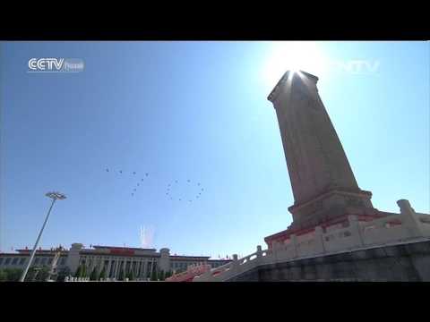 Пилотажный строй с флагами пролетает над площадью