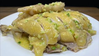 广东人经典做法（隔水蒸鸡）皮脆肉嫩，鲜香味美，比白切鸡还好吃