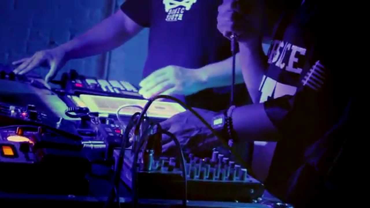 at her open door - "US tour 2015(Short Film)"