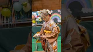 成人式の会場で懐かしい友達の名前を見て感動する娘w