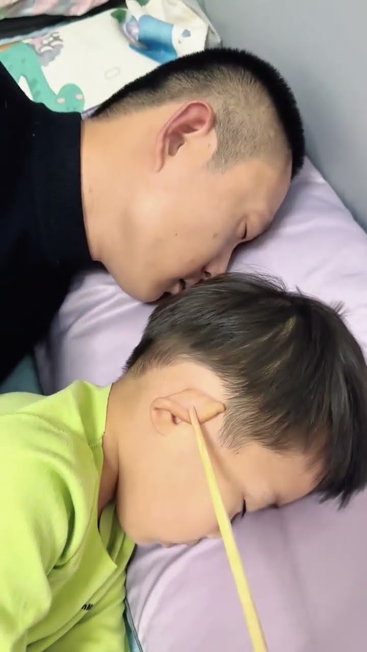 看这父子俩多像啊，连技能都一样！#Cute baby#Cute#呆萌小米宝#聪明宝宝#萌娃#整蛊#测试
