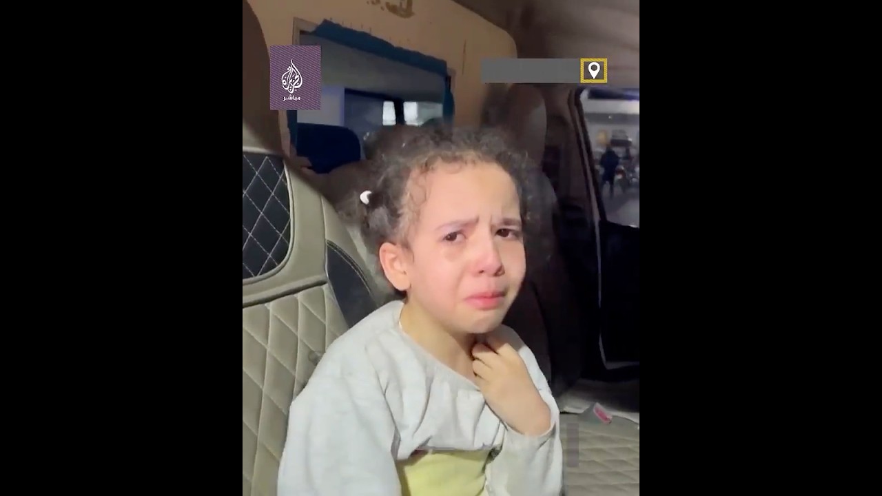 مشهد مؤثر لطفلة استشهد والدها جراء القصف الإسرائيلي على غزة