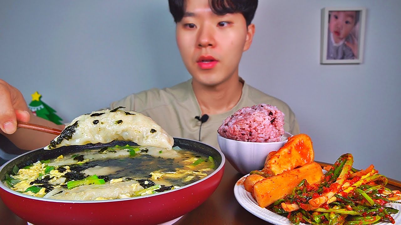 아내표 떡왕만두국 총각김치 파김치입니다. 밥도 말아 증말 맛나게 먹었어요.