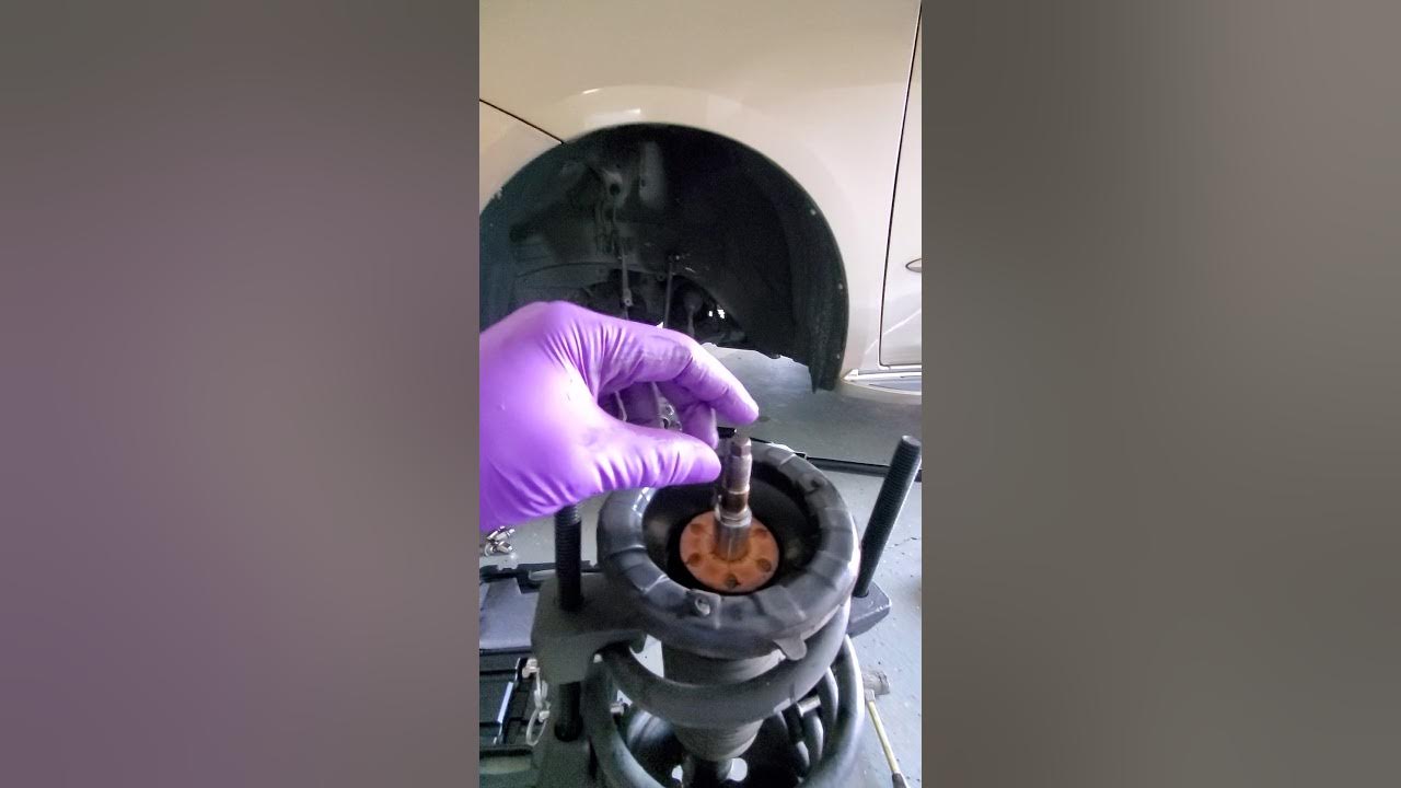 Toyota sienna clunk noise, strut mount issues. Very important step