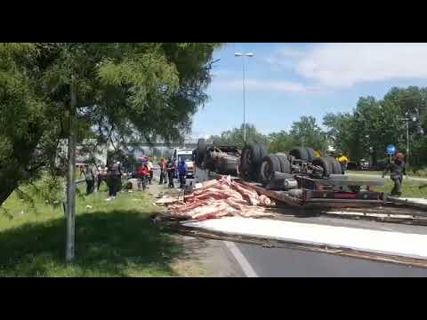 Camión frigorífico volcó en la entrada de Villa Allende