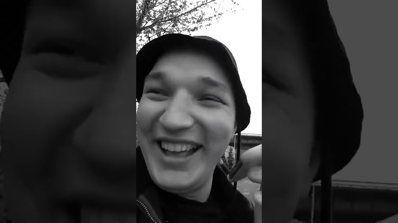Курьер не ожидал такого внимание к себе Курьер не ожидал такого внимание к себе
