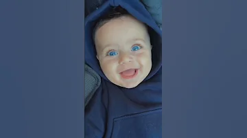 اجمل طفل عيون زرق 