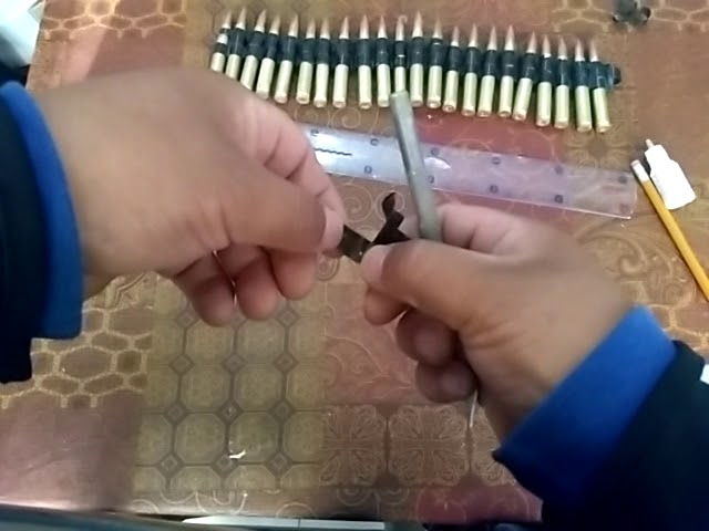 Como hacer eslabones o cinturones de balas para una maqueta de bala 
