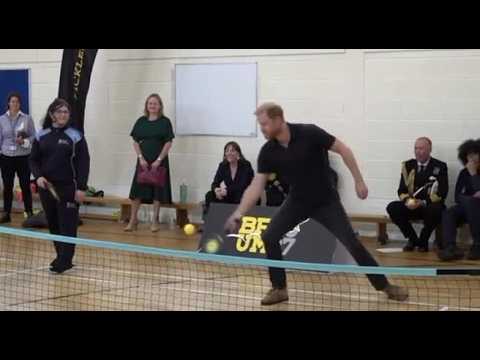 Video Il principe Harry gioca a pickleball in una scuola a Birmingham