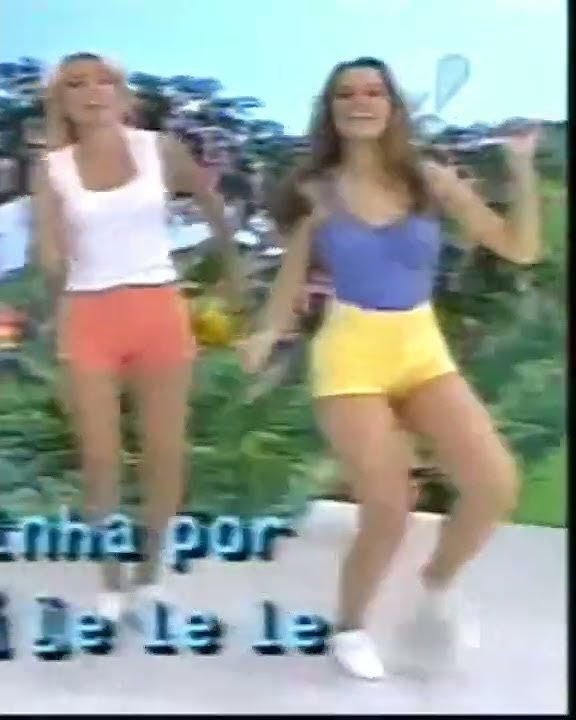 Ellen Rocche como assistente de palco no programa fantasia nos anos 90 30