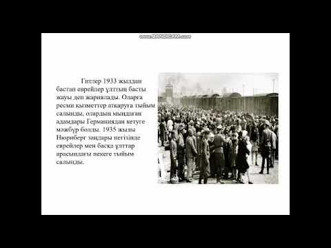 Үстел астындағы қалпақшаны жалайды