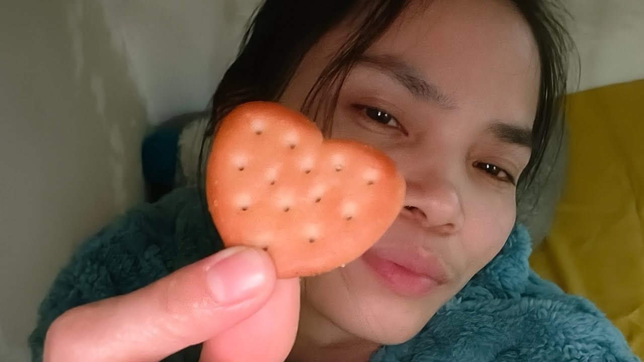 I'm hungry, let's eat biscuits. Bella JVlog is live!