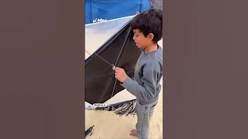 الحرب علمتنا نعمل كل شيء هكذا صنع طفل في غزة طائرة ورقية أطول منه غزة فلسطين أطفال غزة 