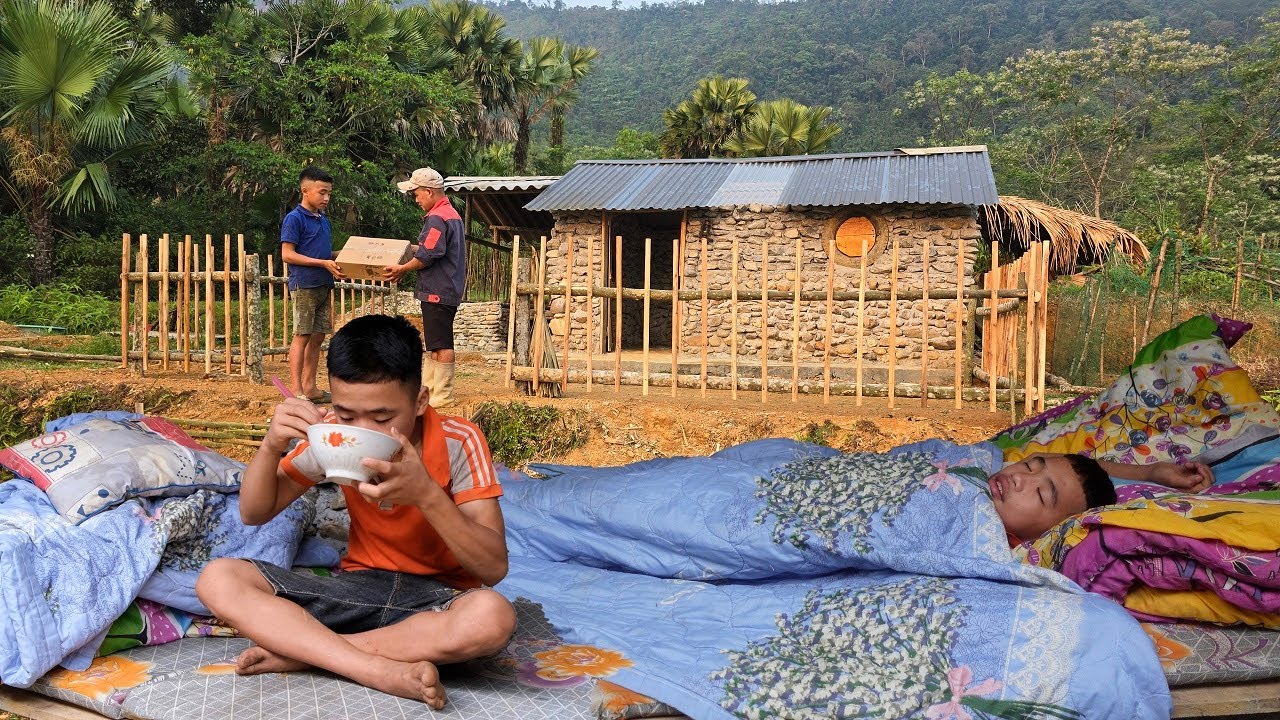Полное видео: Мальчик-сирота - Получите своевременную помощь, когда он заболеет.
