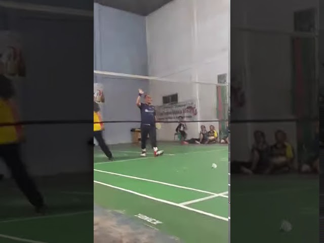 Pemain badminton emosi Mau Smash Kepala Badminton class=